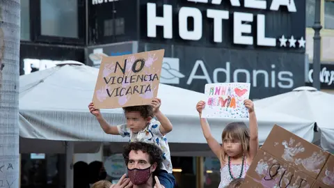 Dos ni&ntilde;os con carteles, participan en una concentraci&oacute;n feminista en la Plaza de la Candelaria en repulsa por "todos los feminicidios", a 11 de junio de 2021, en Santa Cruz de Tenerife, Tenerife, Islas Canarias (Espa&ntilde;a). Esta es una de las protestas femin