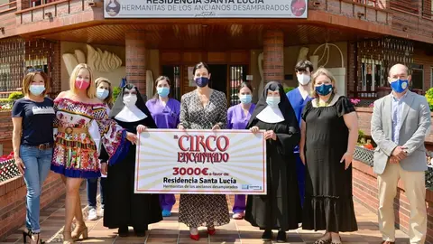 La alcaldesa de Santander, Gema Igual, entrega un cheque con los 3.000 euros recaudados en las dos funciones solidarias del Circo Encantado