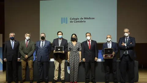 Entrega de reconocimientos por parte del Colegio de M&eacute;dicos de Cantabria