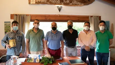 El gerente de la Fundaci&oacute;n Camino Lebaniego, Manuel Bah&iacute;llo (segundo por la izda) se re&uacute;ne con representantes de las asociaciones de amigos de los caminos de Santiago por Cantabria y de los albergues de peregrinos