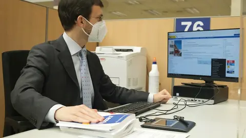 Un empleado trabaja en una oficina de la Agencia Tributaria, a 2 de junio de 2021.