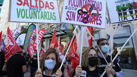 Varios trabajadores de CaixaBank con pancartas durante el paro parcial convocado para protestar por el ERE de la entidad financiera, a 7 de junio de 2021, en Madrid, (Espa&ntilde;a). 