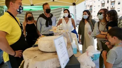 El consejero de Desarrollo Rural, Ganader&iacute;a, Pesca, Alimentaci&oacute;n y Medio Ambiente, Guillermo Blanco; la alcaldesa de Santander, Gema Igual,  y otras autoridades en el I Mercado de Productos C&aacute;ntabros de Tetu&aacute;n