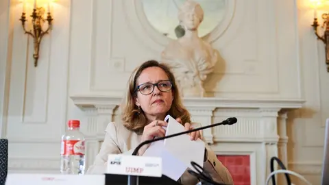 La vicepresienta segunda y ministra de Asuntos Econ&oacute;micos, Nadia Calvi&ntilde;o, en la UIMP