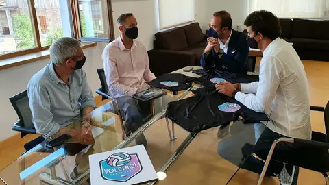 El alcalde de Torrelavega, Javier L&oacute;pez Estrada, y el concejal de Deportes, Nacho Gonz&aacute;lez, se re&uacute;nen con la nueva directiva del Voleibol Torrelavega