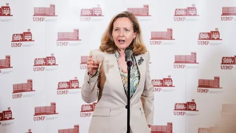 La vicepresidenta segunda y ministra de Asuntos Econ&oacute;micos, Nadia Calvi&ntilde;o, en la UIMP