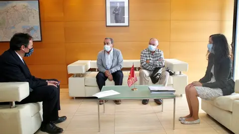 Reuni&oacute;n del consejro de Obras P&uacute;blicas, Jos&eacute; Luis Gochicoa, con Asociaci&oacute;n La Pozona de Miengo