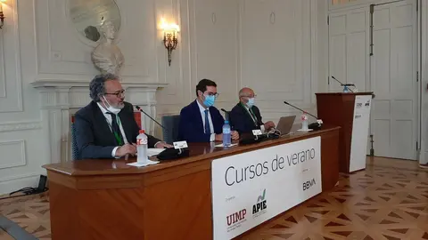 El presidente de la CEOE, Antonio Garamendi, en el semanario 'La econom&iacute;a de la pandemia', organizado por BBVA y APIE