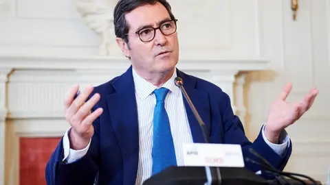 El presidente de CEOE, Antonio Garamendi, en el seminario 'La econom&iacute;a de la pandemia' organizado por APIE y BBVA en la UIMP de Santander.