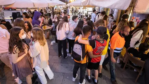 Varias personas durante el primer d&iacute;a de apertura de bares y cafeter&iacute;as hasta la 1 de la madrugada, a 11 de junio de 2021, en Santiago de Compostela, A Coru&ntilde;a, Galicia (Espa&ntilde;a). Desde esta noche, los bares, cafeter&iacute;as y restaurantes gallegos podr&aacute;n abrir 