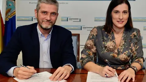 Archivo - La alcaldesa de Santander, Gema Igual (PP), y Javier Ceruti, portavoz de Cs en el Ayuntamiento en una foto de archivo
