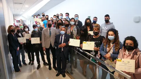 El presidente de Cantabria, Miguel &Aacute;ngel Revilla, y el consejero de Desarrollo Rural, Ganader&iacute;a, Pesca, Alimentaci&oacute;n y Medio Ambiente, Guillermo Blanco, en la entrega de diplomas de los cursos del CIFA