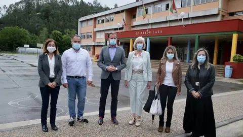 La consejera junto a las autoridades y el equipo directivo del CEIP Ram&oacute;n Lanza