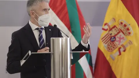 El ministro de Interior, Fernando Grande-Marlaska, en la rueda de prensa tras la reuni&oacute;n de la Junta de Seguridad del Pa&iacute;s Vasco celebrada el 18 de junio