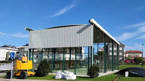 Archivo - Pista padel en Suances.- Archivo