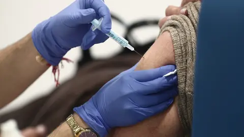 Archivo - Una mujer es vacunada con la vacuna de AstraZeneca contra el Covid-19 en el Hospital de Emergencias Enfermera Isabel Zendal, a 8 de abril de 2021, en Madrid (Espa&ntilde;a). 