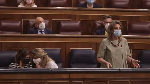 La vicepresidenta primera y ministra de la Presidencia, Relaciones con las Cortes y Memoria Democr&aacute;tica, Carmen Calvo (i) conversa con la vicepresidenta tercera del Gobierno y ministra de Trabajo y Econom&iacute;a Social, Yolanda D&iacute;az, durante la intervenci&oacute;n de