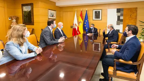 El presidente de Cantabria, Miguel &Aacute;ngel Revilla, y el consejero de Industria, Turismo, Innovaci&oacute;n, Transporte y Comercio, Javier L&oacute;pez Marcano, reciben a la empresa Highview Power