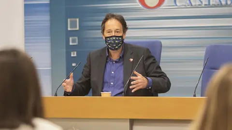 El consejero de Obras P&uacute;blicas, Jos&eacute; Luis Gochicoa, presenta en rueda de prensa el Plan de Inversiones Municipales 2021-2023.