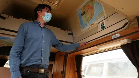 El portavoz socialista, Daniel Fern&aacute;ndez, en una autocaravana