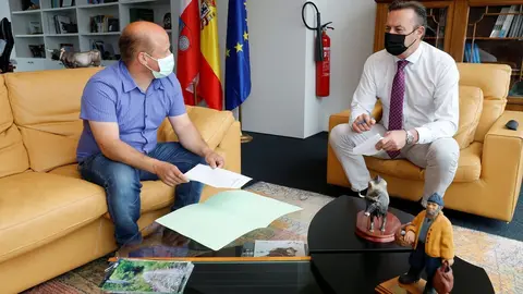 El Consejero De Desarrollo Rural, Ganader&iacute;a, Pesca, Alimentaci&oacute;n Y Medio Ambiente, Guillermo Blanco, Recibe Al Alcalde De B&aacute;rcena De Pie De Concha, Agust&iacute;n Mantec&oacute;n.