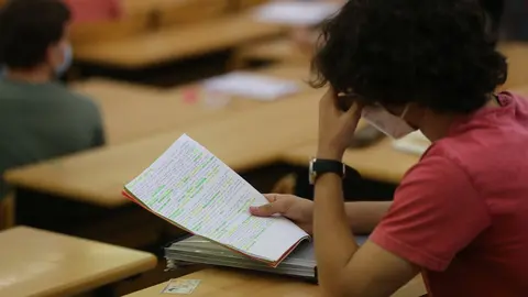 Un estudiante realiza un examen 