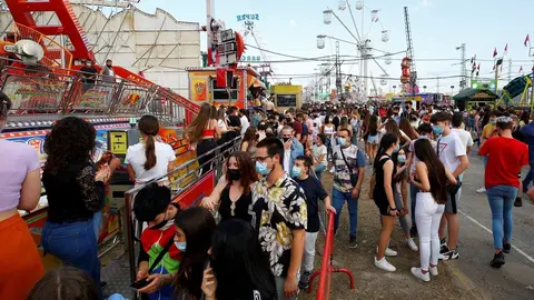 El recinto ferial de Granada se llena de gente con los columpios y atracciones instaladas en la zona pese a la pandemia del coronavirus durante las fiestas del Corpus Christi a 05 de junio del 2021 en Granada, Andaluc&iacute;a.