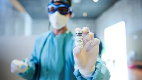 Archivo - Una profesional sanitaria sostiene un vial con la vacuna contra el Covid