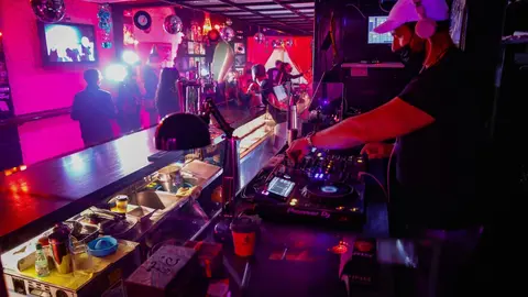 EuropaPress_3725175_algunas_personas_bar_everlastin_love_calle_primer_maig_20_mayo_2021