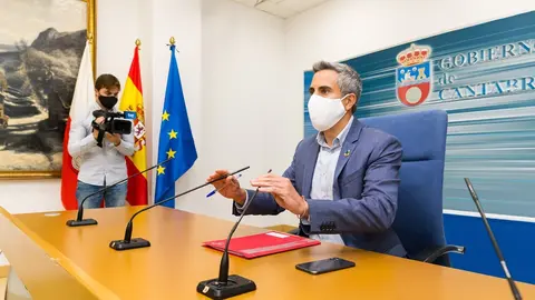 El vicepresidente y consejero de Universidades, Igualdad, Cultura y Deporte, Pablo Zuloaga, informa en rueda de prensa de los acuerdos del Consejo de Gobierno