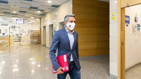 El vicepresidente y consejero de Universidades, Igualdad, Cultura y Deporte, Pablo Zuloaga, informa en rueda de prensa de los acuerdos del Consejo de Gobierno