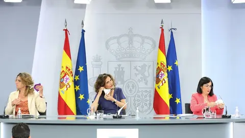 (I-D) La vicepresidenta cuarta del Gobierno y ministra de Transici&oacute;n Ecol&oacute;gica y Reto Demogr&aacute;fico, Teresa Ribera; la ministra portavoz y de Hacienda, Mar&iacute;a Jes&uacute;s Montero y la ministra de Sanidad, Carolina Darias, comparecen en rueda de prensa posterior al