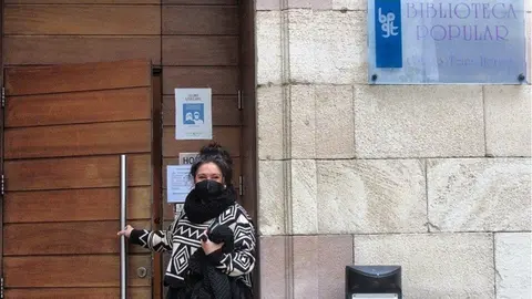 La concejala Esther V&eacute;lez en la biblioteca municipal