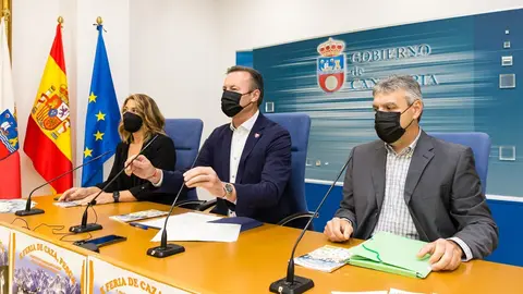 El consejero de Desarrollo Rural, Guillermo Blanco, acompa&ntilde;ado del presidente de la Sociedad de Caza y Pesca &lsquo;Picos de Europa&rsquo; de Li&eacute;bana, Santos G&oacute;mez, presenta la X Feria de Caza, Pesca y Productos Agroalimentarios de la Comarca de Li&eacute;bana.