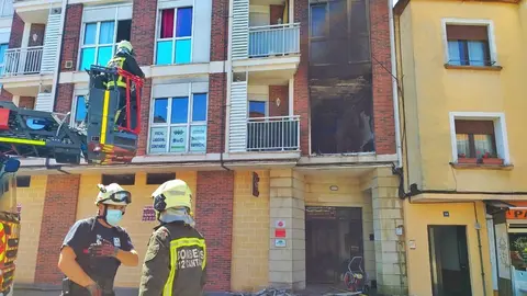Bomberos act&uacute;an en una vivienda incendiada