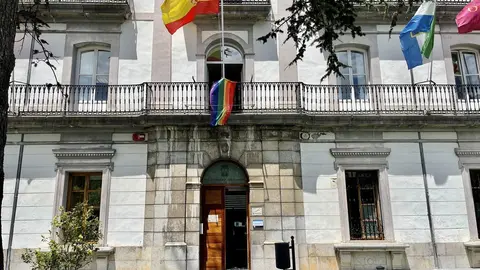 Bandera LGTBI en la fachada de la Casa Consistorial.