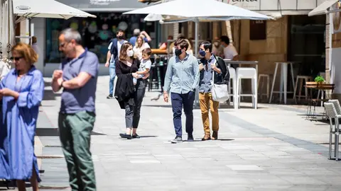 Varias personas en el paseo mar&iacute;timo de la playa de Sanxenxo, a 4 de junio de 2021, en Sanxenxo, Pontevedra, Galicia, (Espa&ntilde;a). El aumento de las temperaturas y la progresiva mejora de la situaci&oacute;n epidemiol&oacute;gica ha colaborado en que los gallegos comience