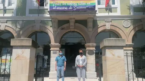 Los concejales de Igualdad y Juventud, Raquel Fern&aacute;ndez y Francisco Gasc&oacute;n, bajo la bandera LGTBI en la Casa Consistorial.