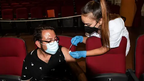 Un hombre recibe la vacuna contra el Covid-19, a 23 de junio de 2021, en Ceuta, (Espa&ntilde;a).