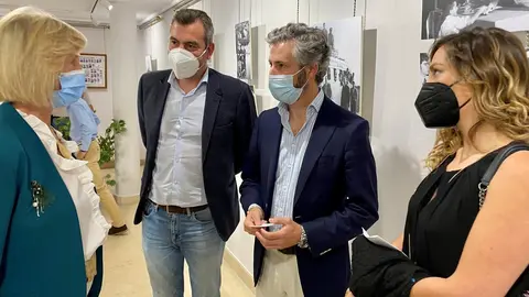 La consejera de Educaci&oacute;nl, Marina Lomb&oacute;, asiste a la inauguraci&oacute;n de la exposici&oacute;n fotogr&aacute;fica con motivo del 150 aniversario del IES Manzanedo de Santo&ntilde;a.