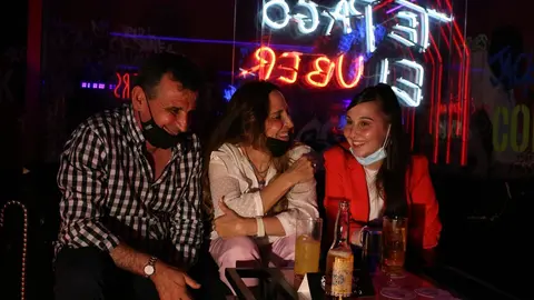 Un grupo de personas disfrutan de la sesi&oacute;n de reapertura del Panda Club, a 21 de junio de 2021, en Madrid (Espa&ntilde;a).