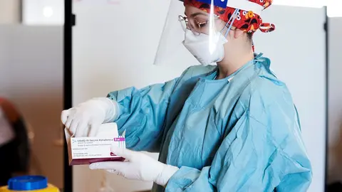 Archivo - Una profesional sanitaria se prepara para vacunar