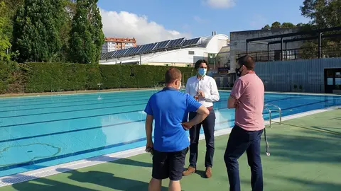 El alcalde y el concejal de Deportes visitan la piscina descubierta.