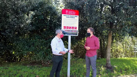 Archivo - Representantes municipales junto al cartel de &aacute;rea de paseo de perros