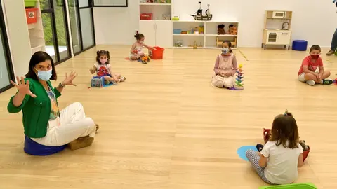 Visita de la alcaldesa de Santander, Gema Igual, a la ludoteca de Tabacalera