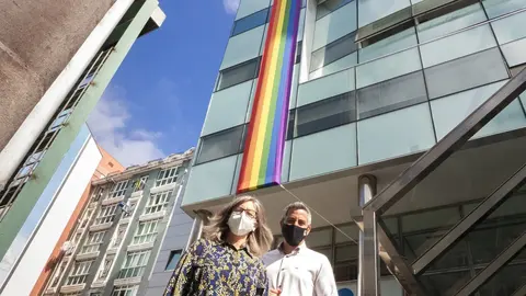 Zuolaga junto a la bandera del Orgullo