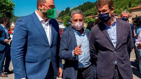 Los presidentes de Cantabria, Miguel &Aacute;ngel Revilla; Asturias, Adri&aacute;n Barb&oacute;n; y Galiica, Alberto N&uacute;&ntilde;ez Feijoo, en Potes.