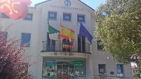 Bandera arco&iacute;ris en el balc&oacute;n del Consistorio.