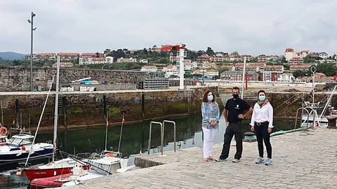La alcaldesa Mar&iacute;a Teresa Noceda, la concejala de Deporte, Vanesa S&aacute;nchez, y el vicepresidente del club, Guillermo Mart&iacute;enz, al finalizar el concurso en el puerto.