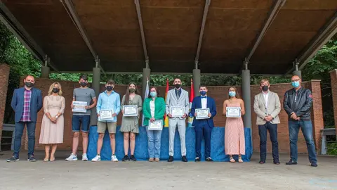 El presidente del AMPA del IES Nueve Valles, la concejala de Educaci&oacute;n, Eva Cobo, alumnos premiados, el alcalde de Reoc&iacute;n, Pablo Diestro, y el ped&aacute;neo de Puente San Miguel, Jos&eacute; Luis Gonz&aacute;lez, en los II Premios al Rendimiento Escolar.